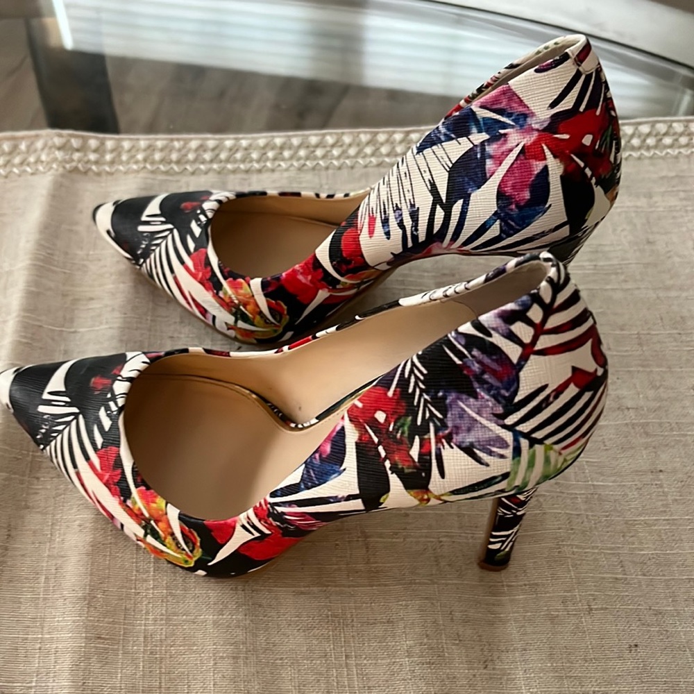 Jessica Simpson heels. Lightly worn. No box, great condition! Size 8.5